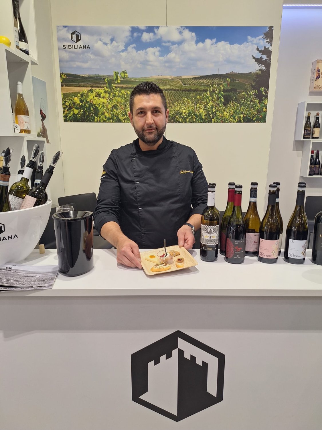 https://www.tp24.it/immagini_articoli/16-04-2026/1776365161-0-marsala-il-ristorante-le-egadi-al-vinitaly-2026.jpg