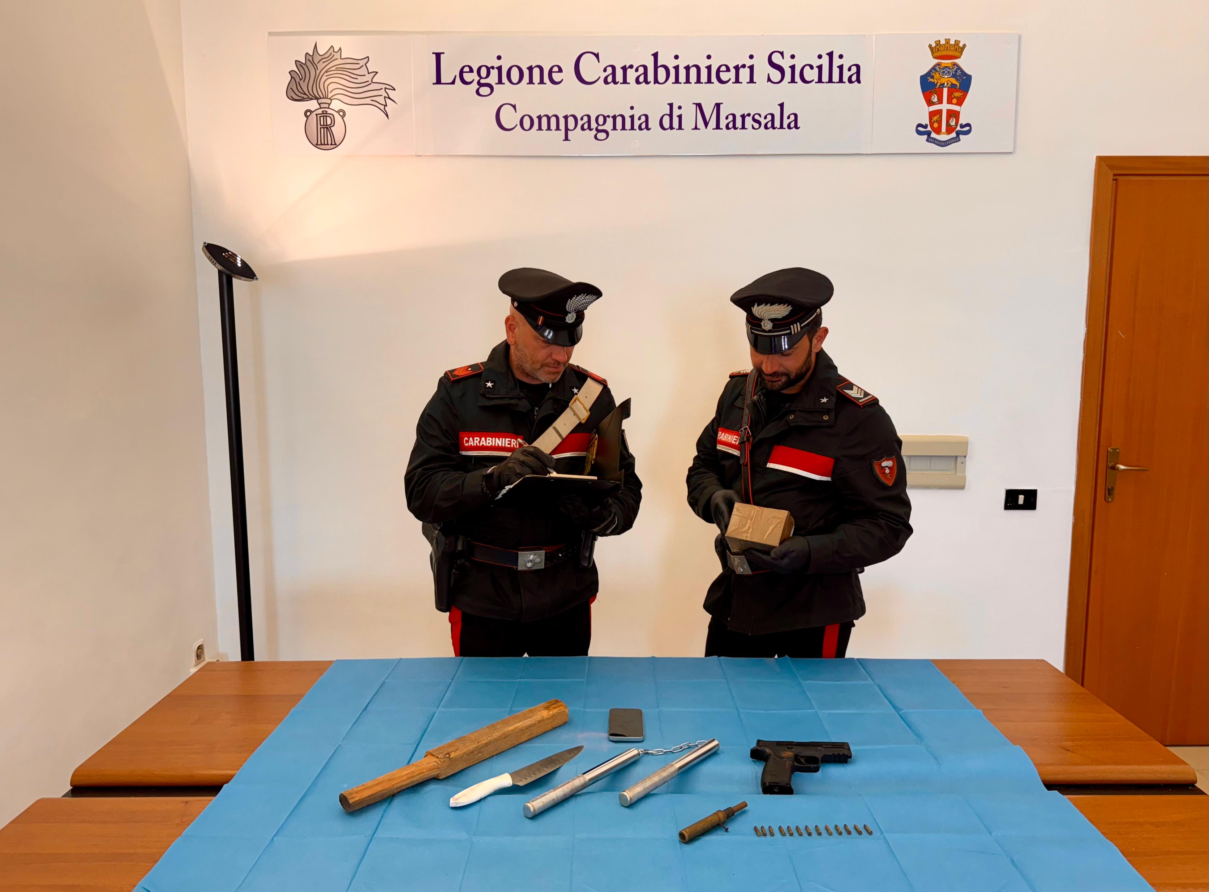 https://www.tp24.it/immagini_articoli/16-05-2025/1747389990-0-violenza-a-birgi-confermato-l-arresto-per-rapina-i-carabinieri-trovano-coltello-bastone-droga-e-una-pistola-artigianale.jpg