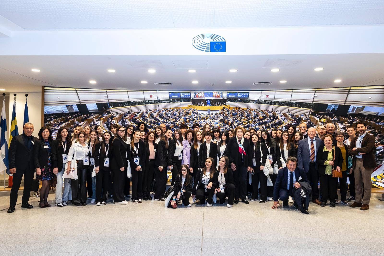 https://www.tp24.it/immagini_articoli/16-05-2025/1747416829-0-visita-al-parlamento-europeo-per-trentasette-studenti-del-liceo-pascasino-di-marsala.jpg