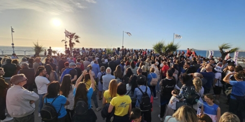 https://www.tp24.it/immagini_articoli/16-05-2026/piu-di-mille-persone-a-isola-delle-femmine-per-dire-no-al-racket-250.jpg