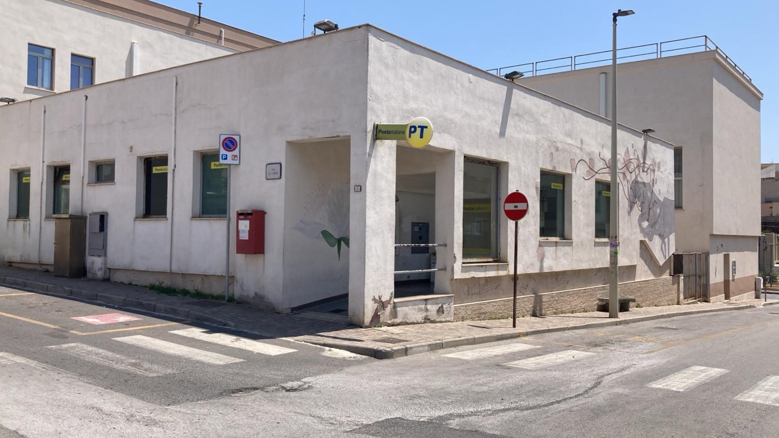 https://www.tp24.it/immagini_articoli/16-06-2025/1750057738-0-pantelleria-chiude-per-lavori-l-ufficio-postale-di-via-edmondo-de-amicis.jpg