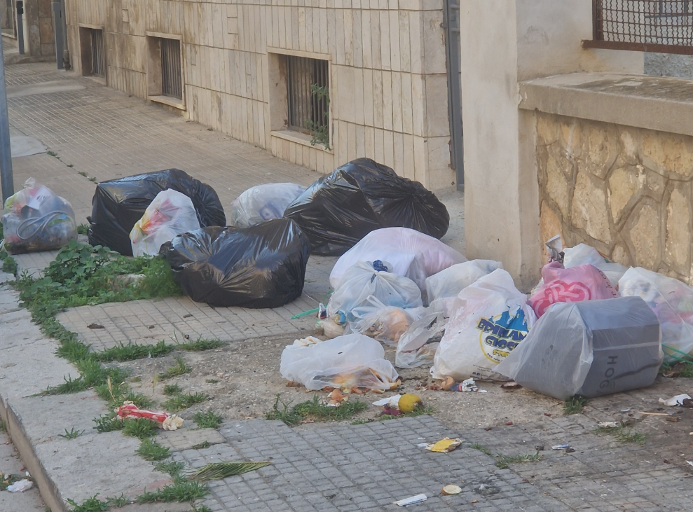https://www.tp24.it/immagini_articoli/16-06-2025/1750066707-0-degrado-a-marsala-ecco-i-rifiuti-sparsi-sul-marciapiedi-di-via-dello-sbarco.png