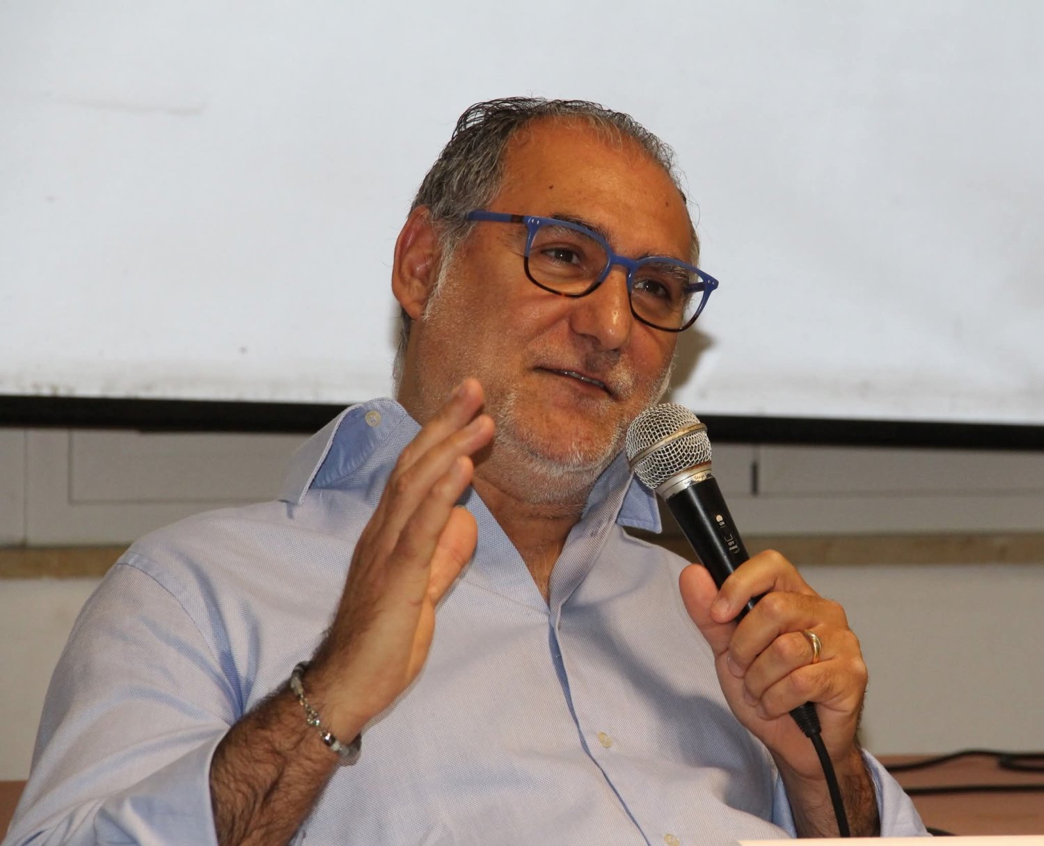https://www.tp24.it/immagini_articoli/16-06-2026/1781589353-0-trapani-nino-barone-trionfa-al-premio-ignazio-buttitta.jpg
