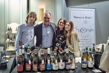 https://www.tp24.it/immagini_articoli/16-06-2026/i-vini-siciliani-conquistano-cardiff-khione-porta-tre-cantine-dell-isola-al-piu-importante-festival-del-galles-250.jpg