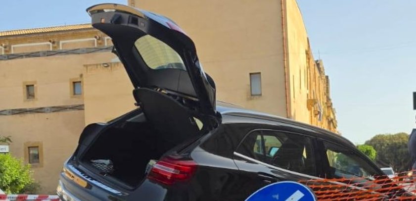 https://www.tp24.it/immagini_articoli/16-07-2026/1784184678-0-castelvetrano-auto-resta-bloccata-in-una-buca-di-un-cantiere-stradale.jpg