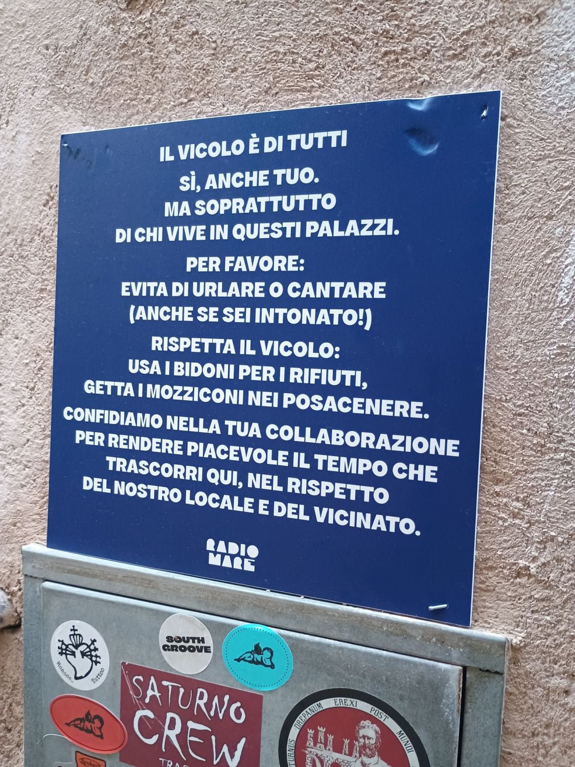 https://www.tp24.it/immagini_articoli/16-07-2026/1784197675-0-trapani-il-cartello-che-vale-piu-di-un-ordinanza-l-iniziativa-di-radio-mare.jpg