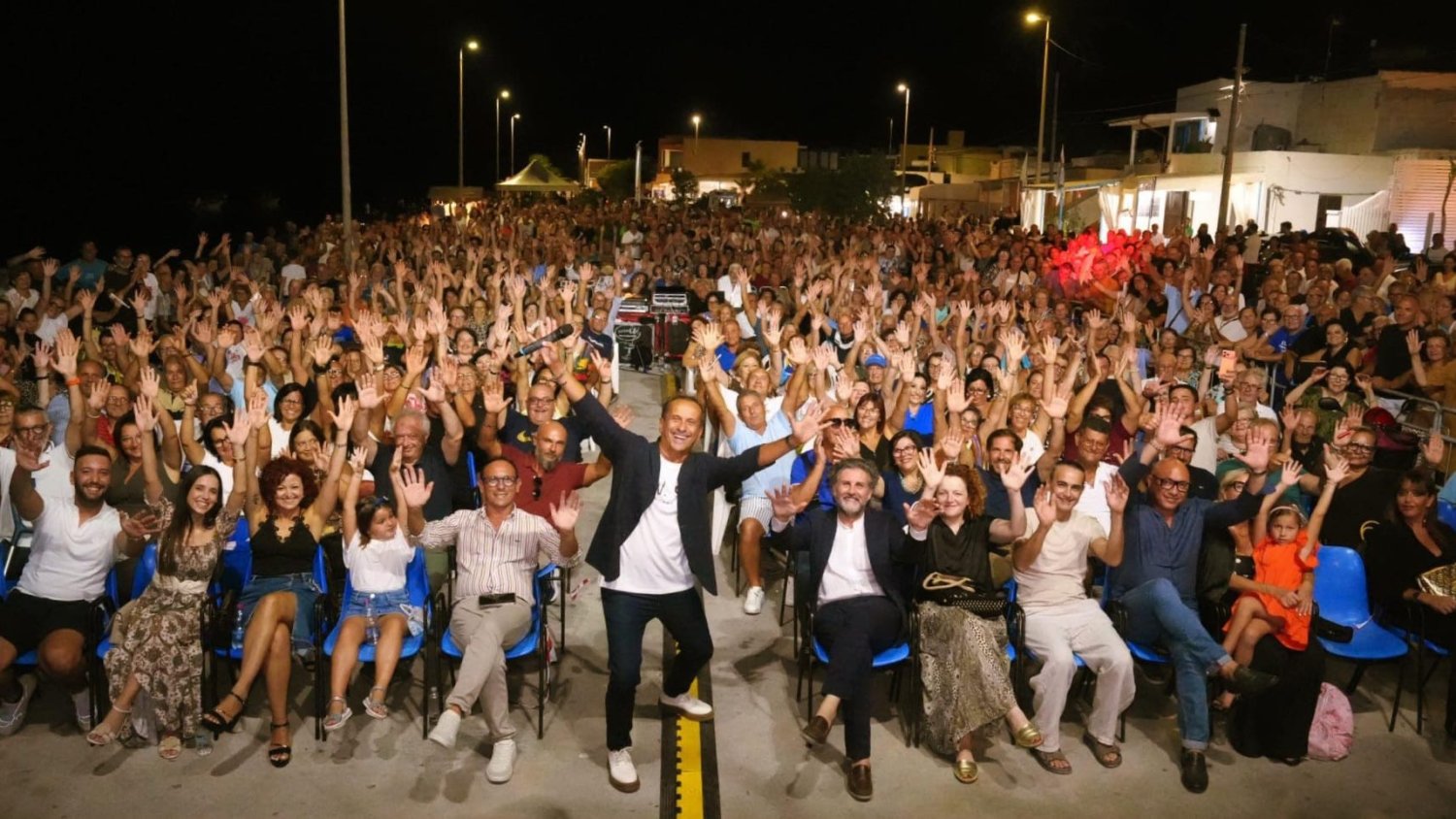 https://www.tp24.it/immagini_articoli/16-08-2026/1786868484-0-successo-a-petrosino-per-lo-sopettacolo-in-piazza-biscione-di-uccio-de-santis.jpg