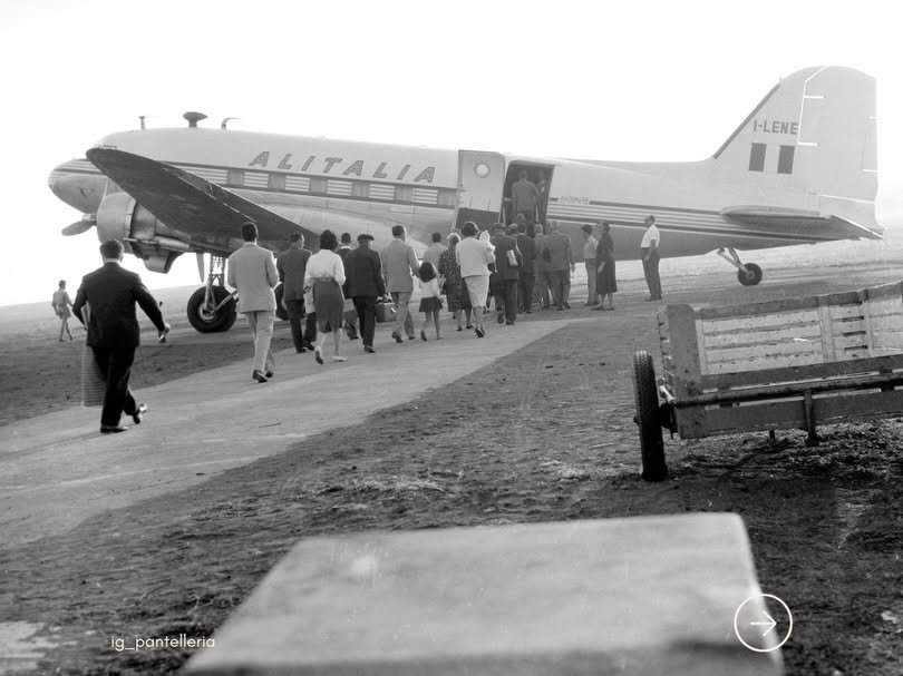 https://www.tp24.it/immagini_articoli/16-08-2026/1786868618-0-pantelleria-prima-che-arrivassimo-tutti-le-fotografie-di-franco-casano-raccontano-l-isola-che-non-c-e-piu.jpg