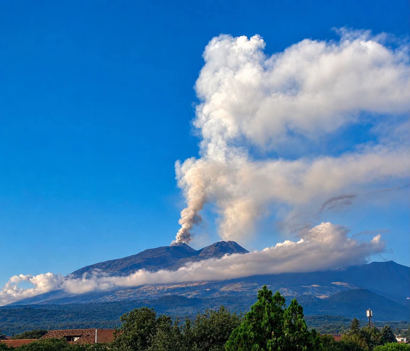 https://www.tp24.it/immagini_articoli/16-08-2026/1786902994-0-etna-nuova-intensa-attivita-esplosiva.jpg