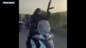 https://www.tp24.it/immagini_articoli/16-09-2026/1789549230-0-con-il-kalashnikov-in-scooter-dietro-la-corsa-clandestina-di-cavalli.jpg
