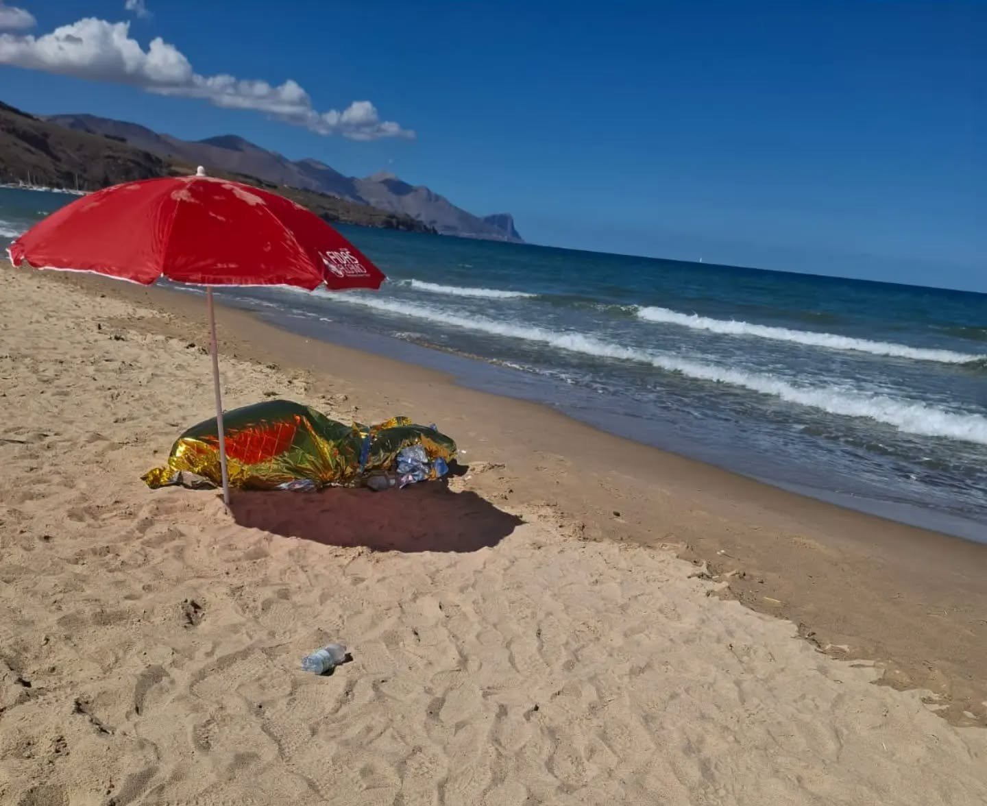 https://www.tp24.it/immagini_articoli/16-09-2026/1789569323-0-ha-un-malore-e-muore-in-spiaggia-a-castellammare-era-tornato-dall-argentina-per-l-estate.jpg