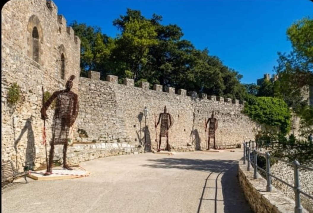 https://www.tp24.it/immagini_articoli/16-10-2026/1792136897-0-erice-tre-guerrieri-elimi-nel-centro-storico-l-installazione-di-gaspare-occhipinti.jpg