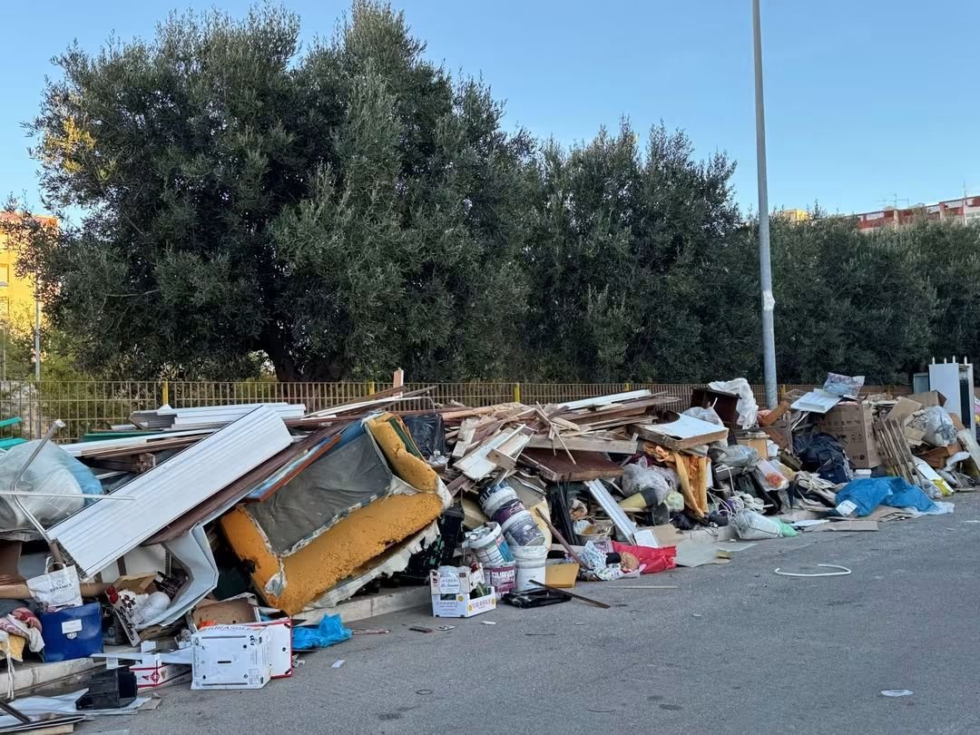 https://www.tp24.it/immagini_articoli/16-10-2026/1792146857-0-trapani-una-muraglia-di-rifiuti-davanti-al-centro-nino-via-il-degrado-che-offende-la-memoria.jpg