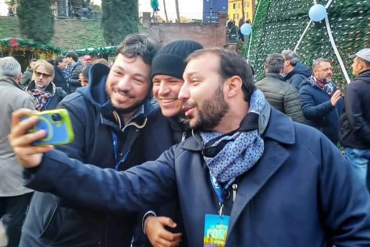 https://www.tp24.it/immagini_articoli/16-12-2025/1765844034-0-fratelli-d-italia-in-sicilia-selfie-scandali-e-silenzi.jpg