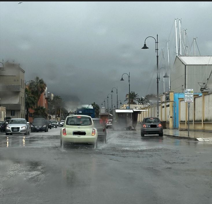 https://www.tp24.it/immagini_articoli/16-12-2025/1765899839-0-trapani-sott-acqua-pioggia-scuole-e-traffico-in-tilt.jpg