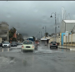 https://www.tp24.it/immagini_articoli/16-12-2025/trapani-sott-acqua-pioggia-scuole-e-traffico-in-tilt-250.jpg