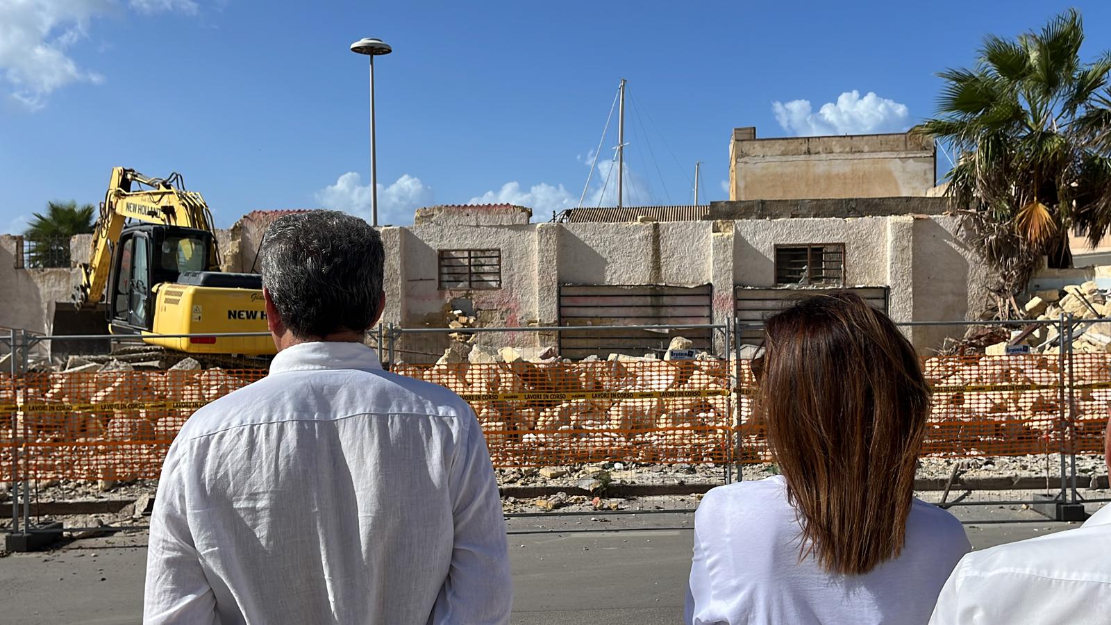https://www.tp24.it/immagini_articoli/17-01-2025/1737131645-0-marsala-si-demolissce-un-immobile-in-via-villa-araba-ma-senza-foto-con-il-sindaco.jpg