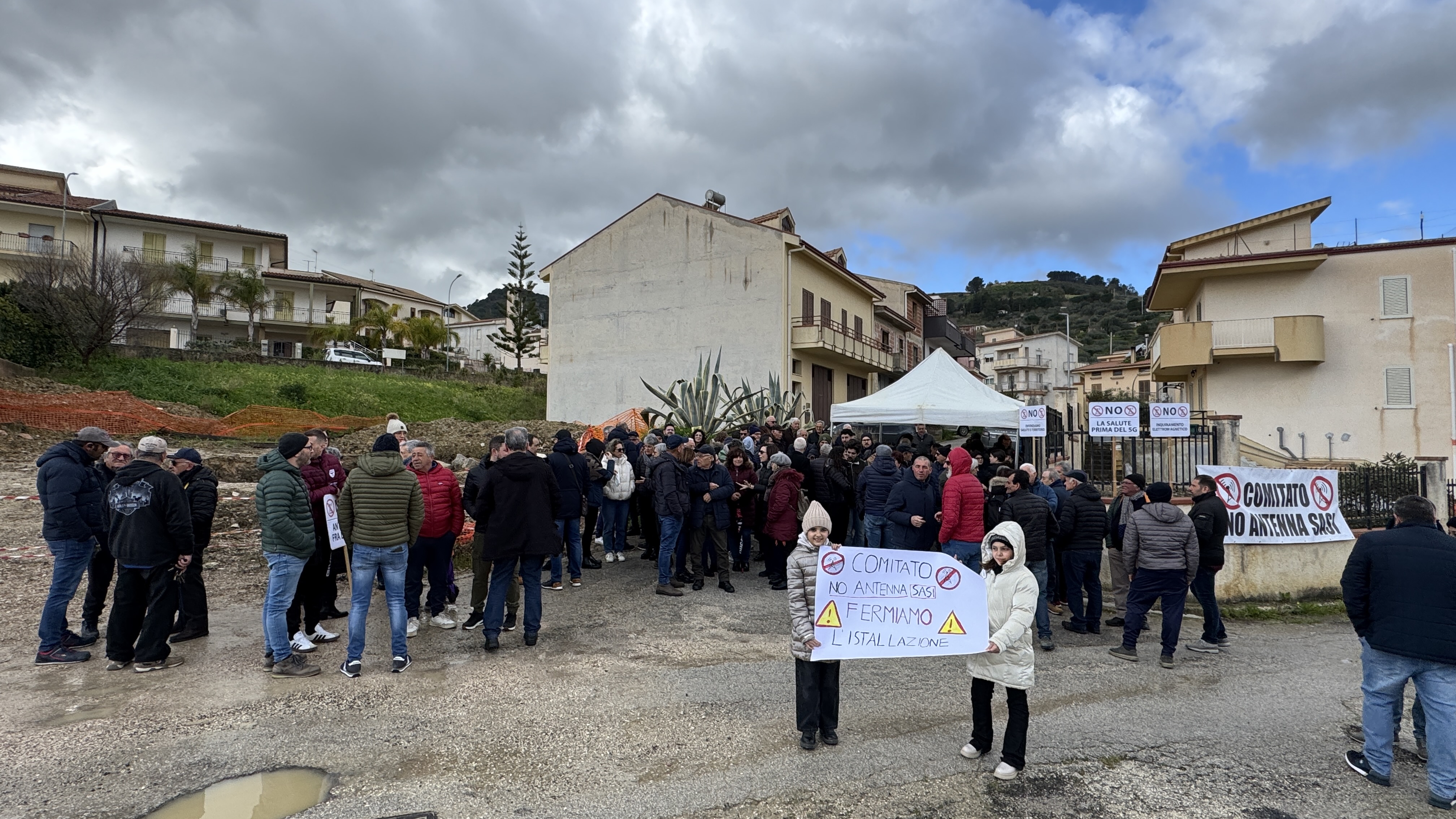 https://www.tp24.it/immagini_articoli/17-02-2025/1739809765-0-protesta-a-calatafimi-segesta-per-dire-no-al-ripetitore-telefonico.jpg