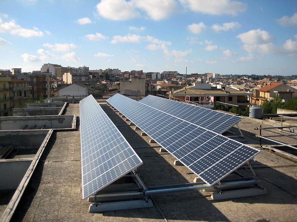 https://www.tp24.it/immagini_articoli/17-04-2026/1776445457-0-energia-12-milioni-di-euro-per-nuovi-impianti-fotovoltaici-in-sicilia.jpg