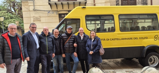 https://www.tp24.it/immagini_articoli/17-04-2026/a-castellammare-gli-studenti-hanno-un-nuovo-scuolabus-250.jpg
