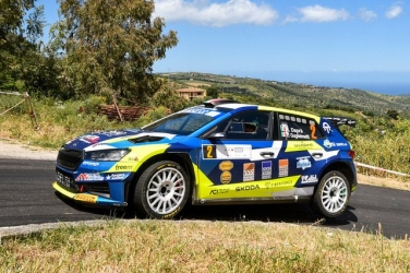https://www.tp24.it/immagini_articoli/17-05-2026/dapra-conquista-la-110-targa-florio-riolo-vince-nelle-storiche-250.jpg