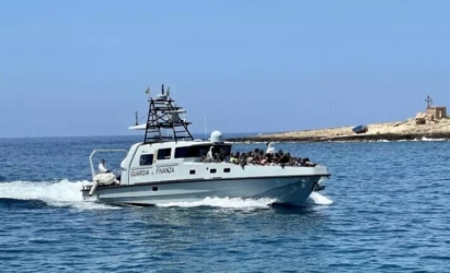 https://www.tp24.it/immagini_articoli/17-05-2026/la-neonata-morta-a-lampedusa-a-bordo-dell-imbarcazione-55-persone-250.jpg