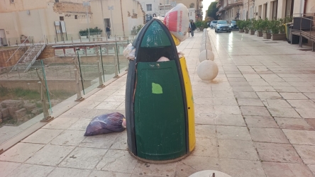 https://www.tp24.it/immagini_articoli/17-05-2026/marsala-i-cestini-del-centro-usati-come-contenitori-della-raccolta-differenziata-250.jpg