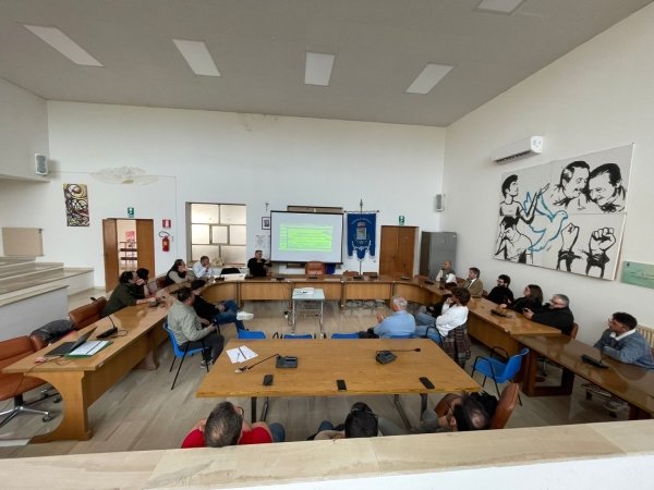 https://www.tp24.it/immagini_articoli/17-06-2026/1781703580-0-petrosino-rinvia-la-delibera-sui-permessi-degli-amministratori-dopo-i-rilievi-dell-opposizione.jpg