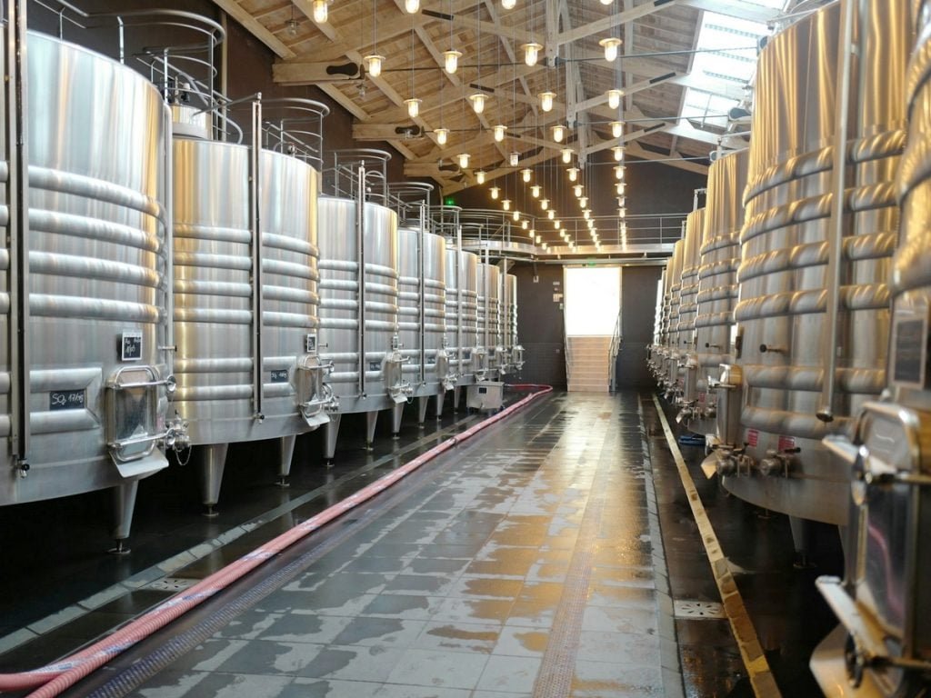 https://www.tp24.it/immagini_articoli/17-07-2026/1784285208-0-la-distillazione-non-e-uno-svuota-cantine-davvero.jpg