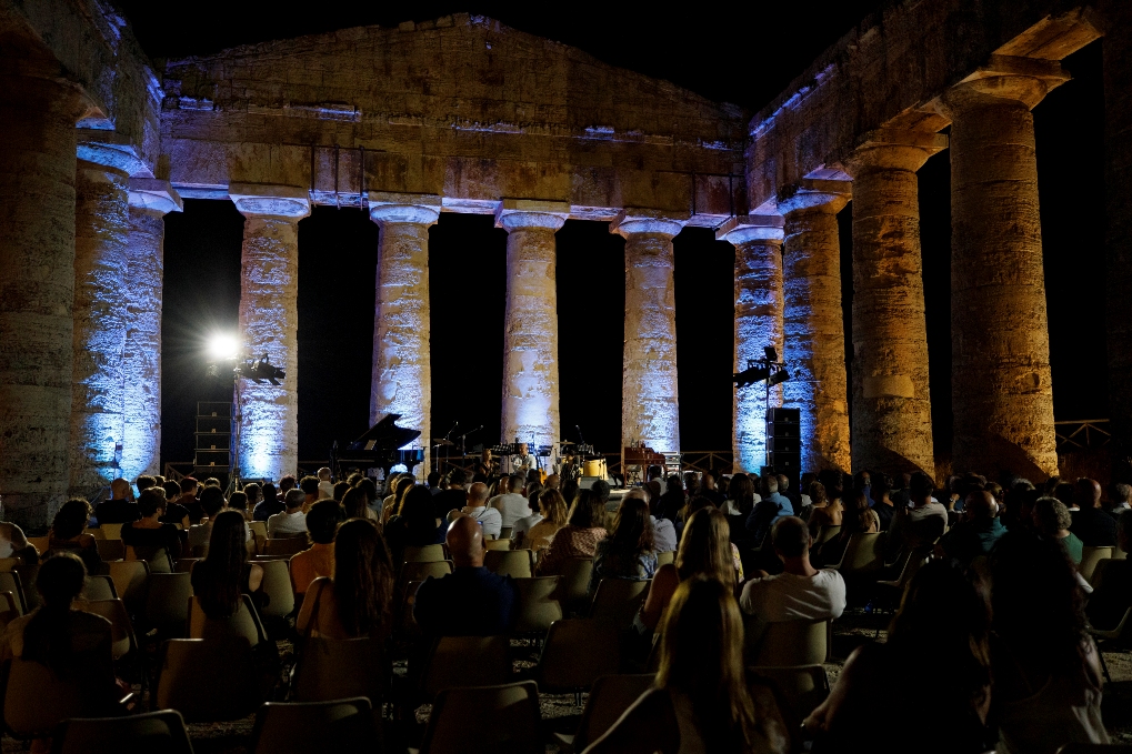 https://www.tp24.it/immagini_articoli/17-08-2025/1755382629-0-successo-per-la-prima-nazionale-di-celia-al-teatro-di-segesta.jpg