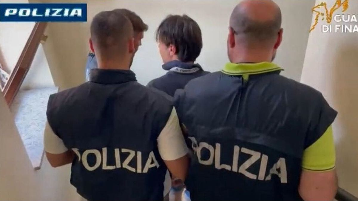 https://www.tp24.it/immagini_articoli/17-08-2025/1755414608-0-kalashnikov-30-complici-e-80-milioni-arrestato-super-latitante.jpg