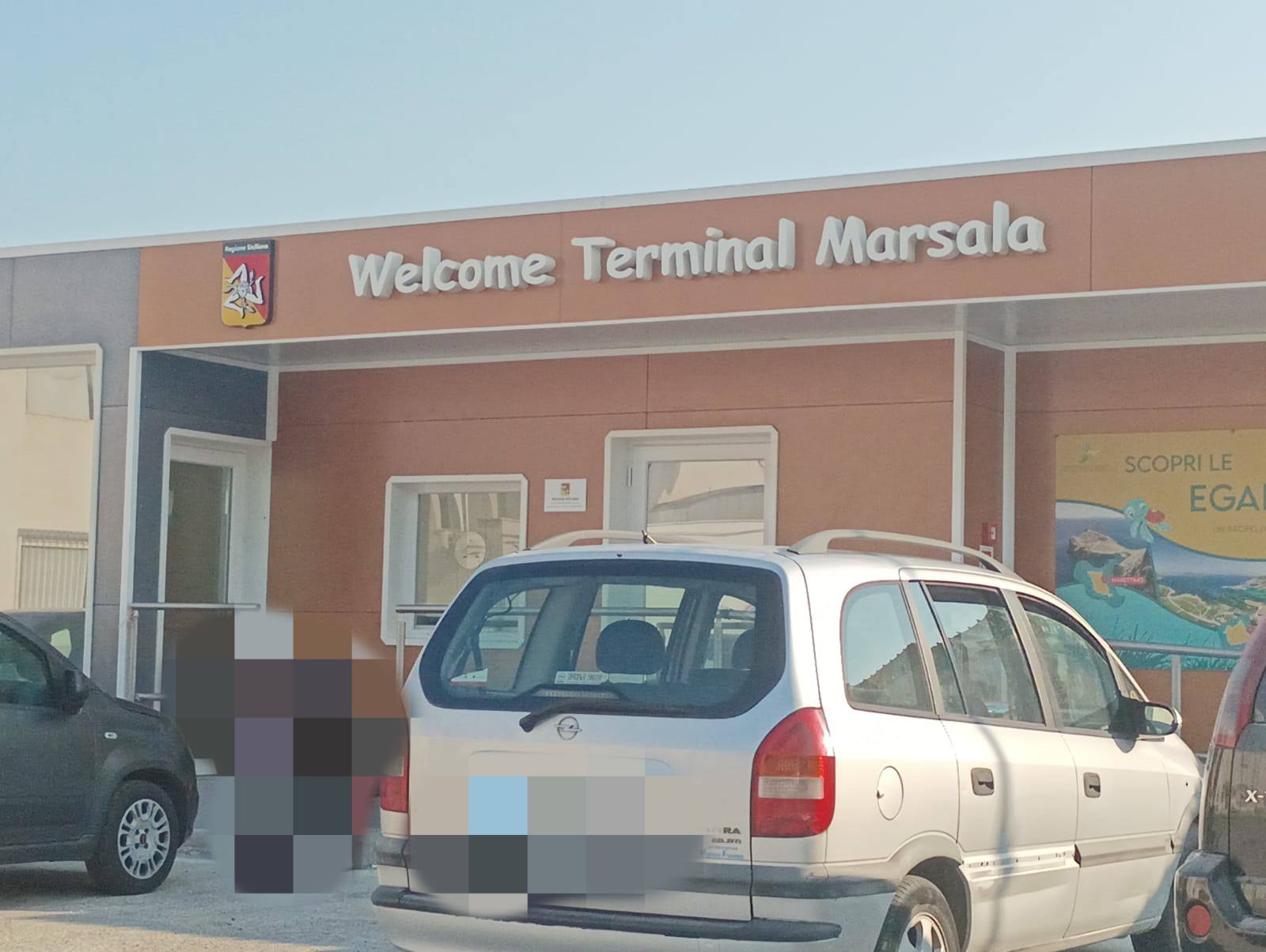 https://www.tp24.it/immagini_articoli/17-08-2025/1755423602-0-marsala-citta-turistica-e-il-welcome-terminal-chiuso-se-n-e-accorto-anche-lele-pugliese.jpg
