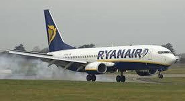 https://www.tp24.it/immagini_articoli/17-08-2026/1786948942-0-tragedia-sul-volo-ryanair-passeggero-muore-durante-l-atterraggio.jpg