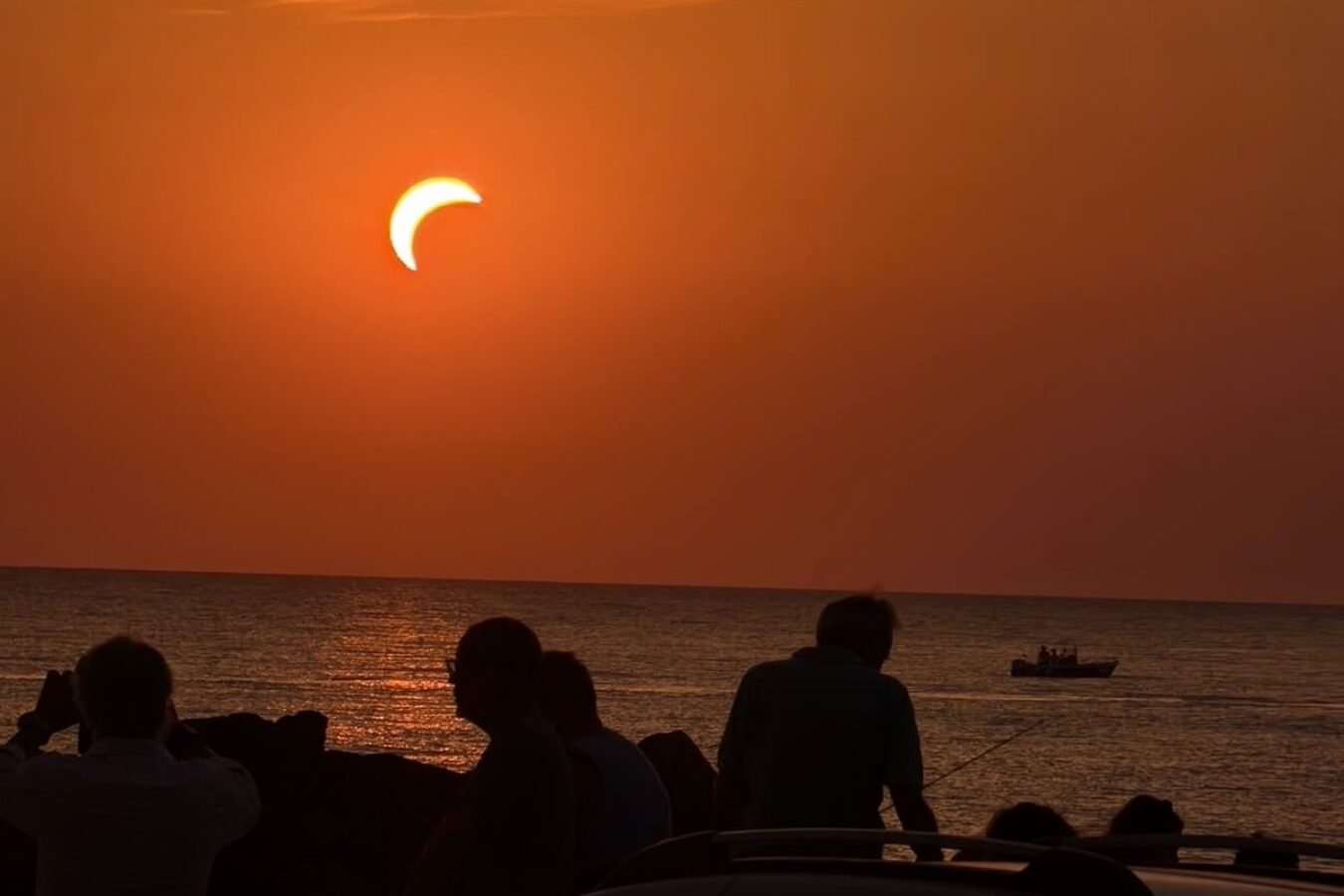 https://www.tp24.it/immagini_articoli/17-08-2026/1786955811-0-marsala-l-eclissi-al-signorino-tra-ombre-selfie-e-filosofia-il-sole-fa-ombra-a-tutti.jpg