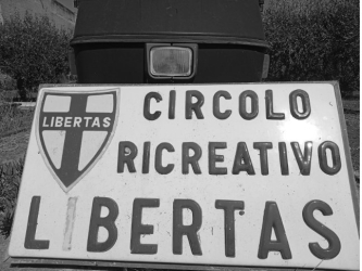 https://www.tp24.it/immagini_articoli/17-08-2026/al-bar-di-marsala-dove-la-dc-non-e-mai-finita-il-mica-l-uno-e-l-eterna-sicilia-250.jpg