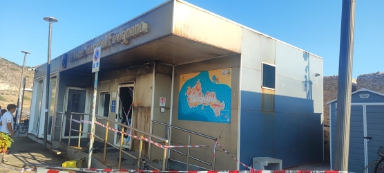 https://www.tp24.it/immagini_articoli/17-08-2026/favignana-continuano-le-indagini-dopo-il-rogo-di-ferragoisto-al-welcome-terminal-250.jpg