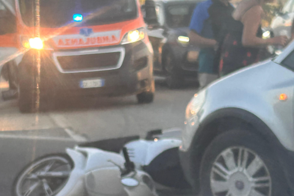 https://www.tp24.it/immagini_articoli/17-09-2025/1758093104-0-misiliscemi-scontro-tra-auto-e-scooter-all-ingresso-dell-autostrada-c-e-un-ferito.png