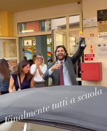 https://www.tp24.it/immagini_articoli/17-09-2025/1758101979-0-marsala-il-caso-del-genitore-che-festeggia-con-lo-spumante-l-inizio-della-scuola.png