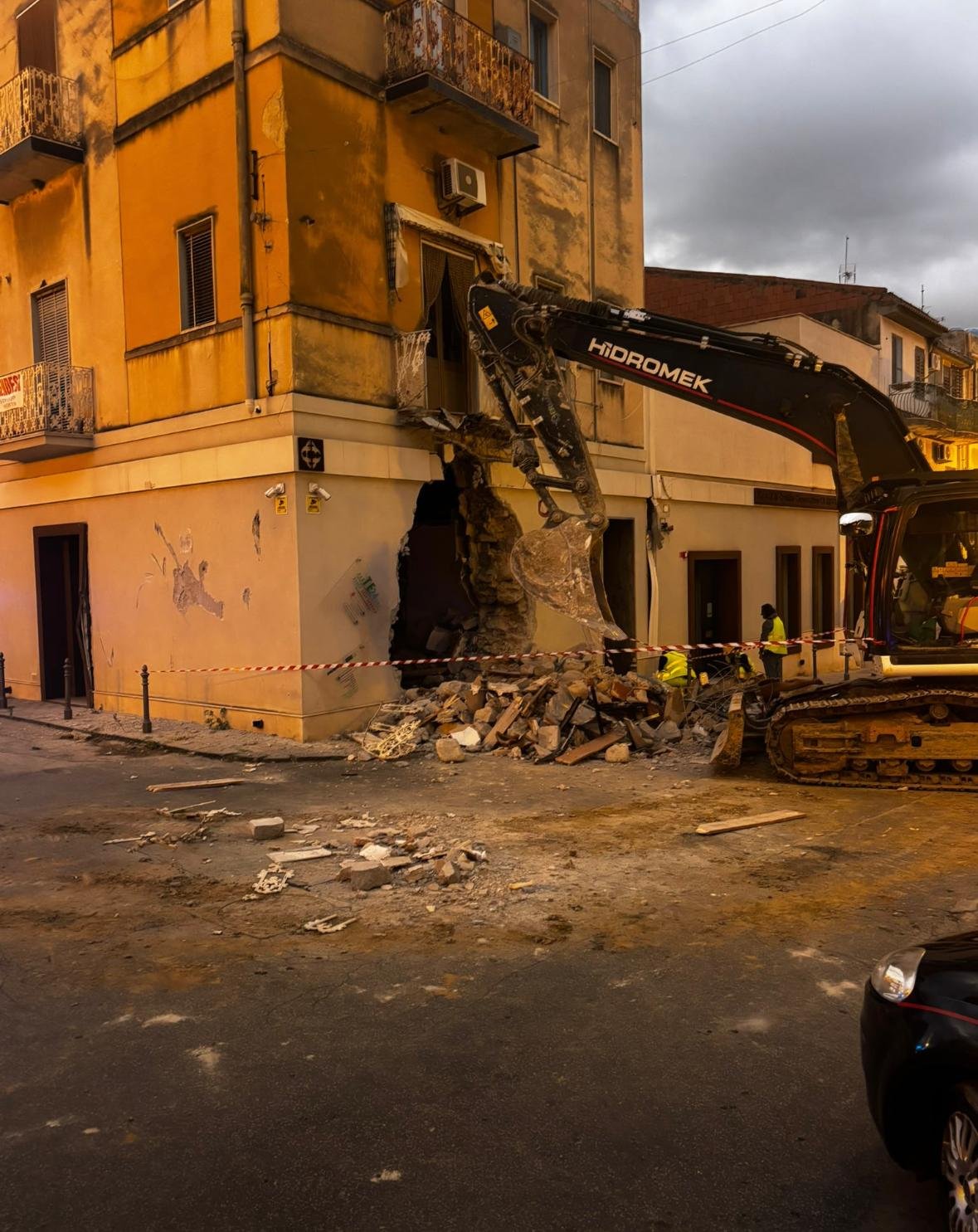 https://www.tp24.it/immagini_articoli/17-10-2026/1792232507-0-sicilia-bloccano-l-ingresso-del-paese-e-si-portano-via-i-due-bancomat.jpg