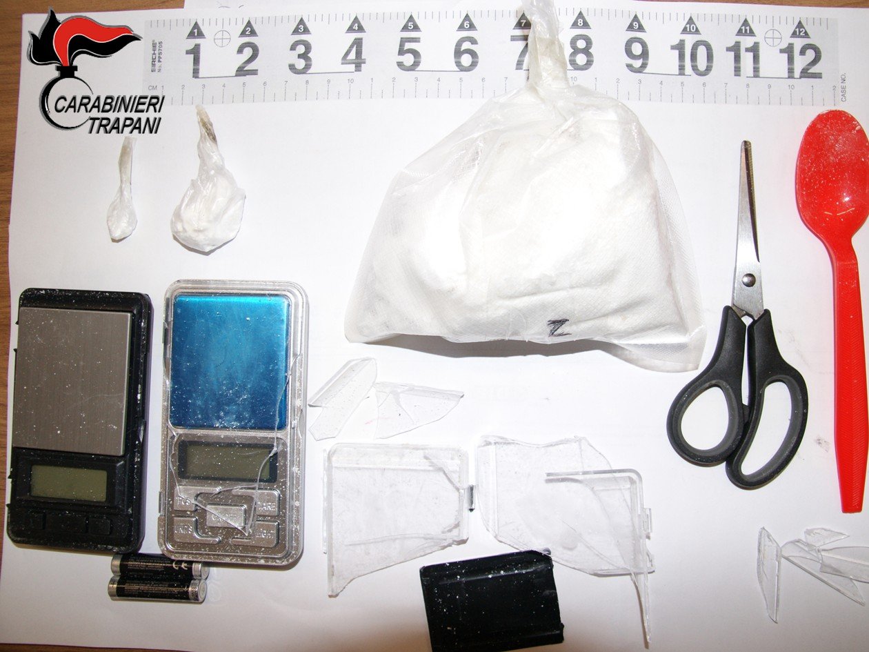 https://www.tp24.it/immagini_articoli/17-10-2026/1792235030-0-alcamo-marito-e-moglie-arrestati-per-spaccio-la-cocaina-vola-dalla-finestra-all-arrivo-dei-carabinieri.jpg