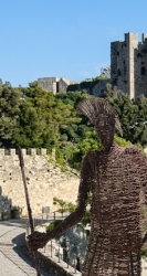 https://www.tp24.it/immagini_articoli/17-10-2026/erice-tre-guerrieri-elimi-arrivano-al-castello-di-venere-l-arte-incontra-la-storia-250.jpg