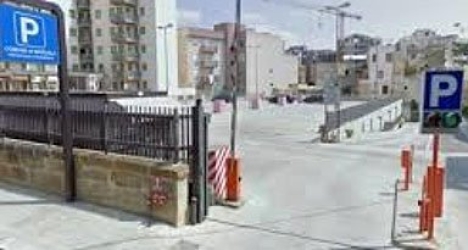 https://www.tp24.it/immagini_articoli/17-10-2026/marsala-inciampa-e-cade-rovinosamente-in-via-giulio-anca-omodei-soccorso-dai-vigili-urbani-250.jpg