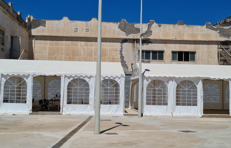 https://www.tp24.it/immagini_articoli/17-11-2025/1763388953-0-pantelleria-appaltati-1-2-milioni-per-il-centro-di-accoglienza-dei-migranti.jpg
