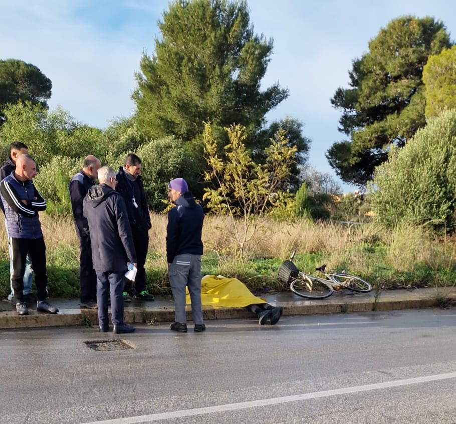https://www.tp24.it/immagini_articoli/17-12-2025/1765956937-0-mistero-in-via-favara-a-marsala-giovane-trovato-privo-di-sensi-accanto-alla-bici.jpg