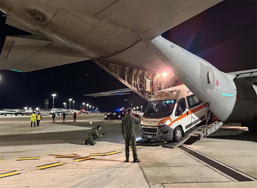 https://www.tp24.it/immagini_articoli/18-01-2026/1768727032-0-pantelleria-uomo-ferito-trasferito-nella-notte-a-palermo-con-un-c-130-dell-aeronautica.jpg