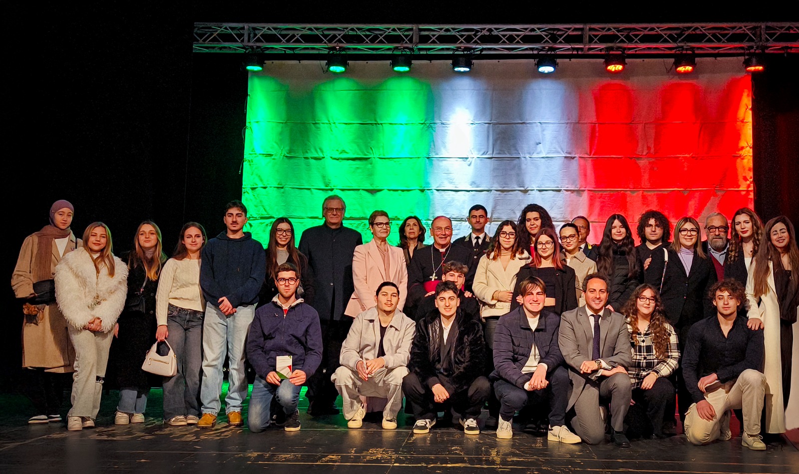 https://www.tp24.it/immagini_articoli/18-03-2025/1742294256-0-castelvetrano-la-costituzione-ai-diciottenni-celebrazione-al-teatro-selinus.jpg
