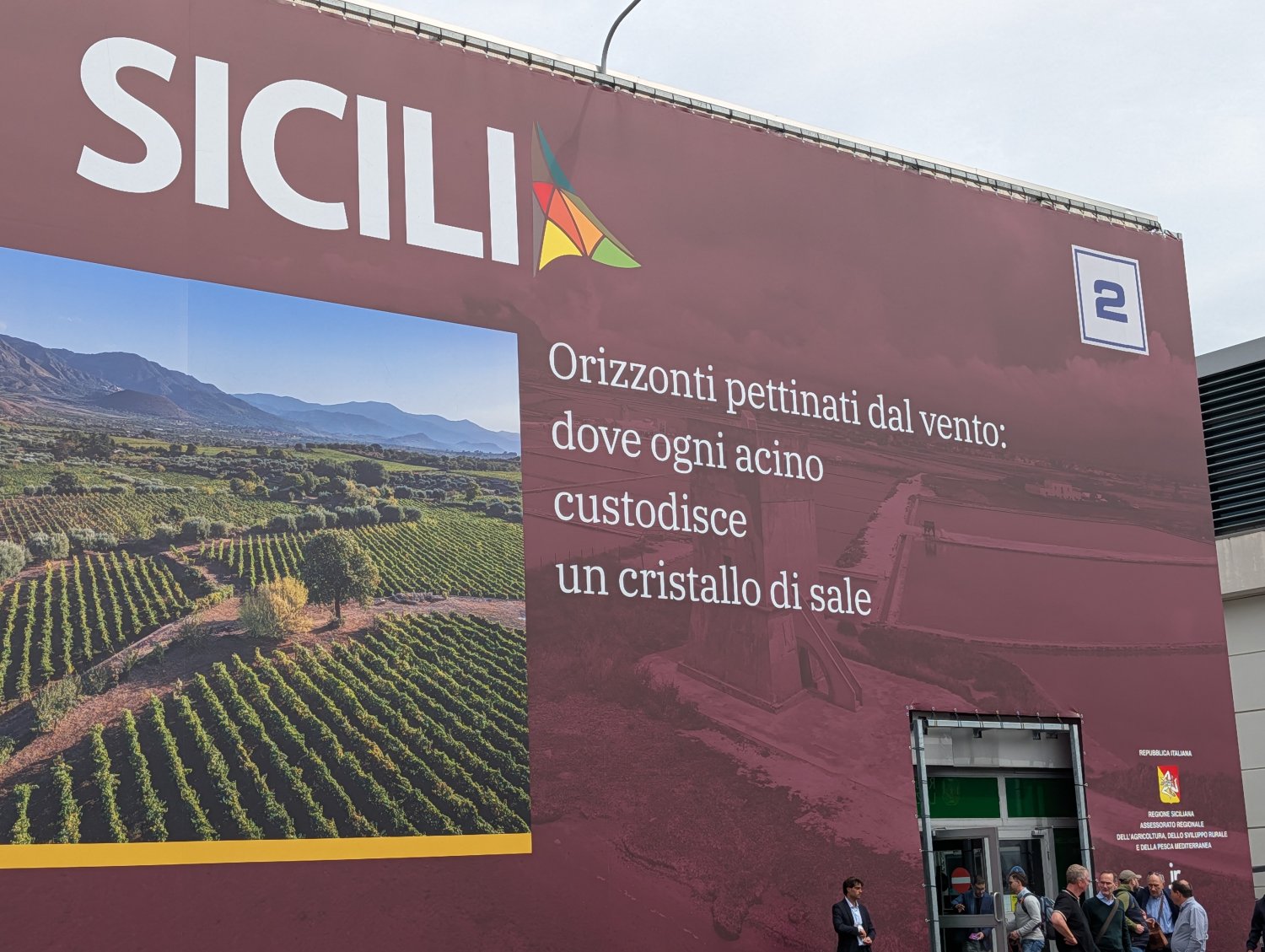 https://www.tp24.it/immagini_articoli/18-04-2026/1776498852-0-vinitaly-la-sicilia-e-marsala-allo-specchio-senza-uscire-dal-proprio-padiglione.jpg
