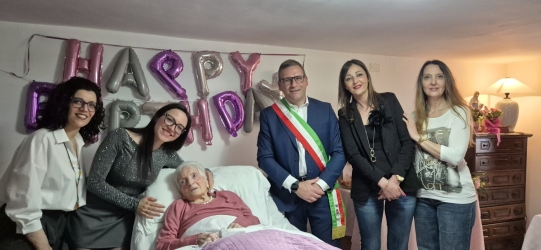 https://www.tp24.it/immagini_articoli/18-04-2026/castellammare-festeggia-i-100-anni-di-angela-pipitone-250.jpg