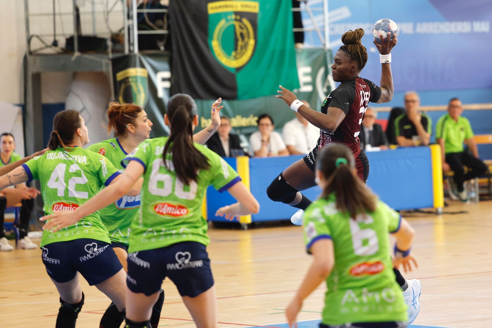 https://www.tp24.it/immagini_articoli/18-05-2025/1747596259-0-l-handball-erice-pareggia-gara-uno-soltanto-una-vittoria-a-salerno-le-consegnera-lo-scudetto.jpg