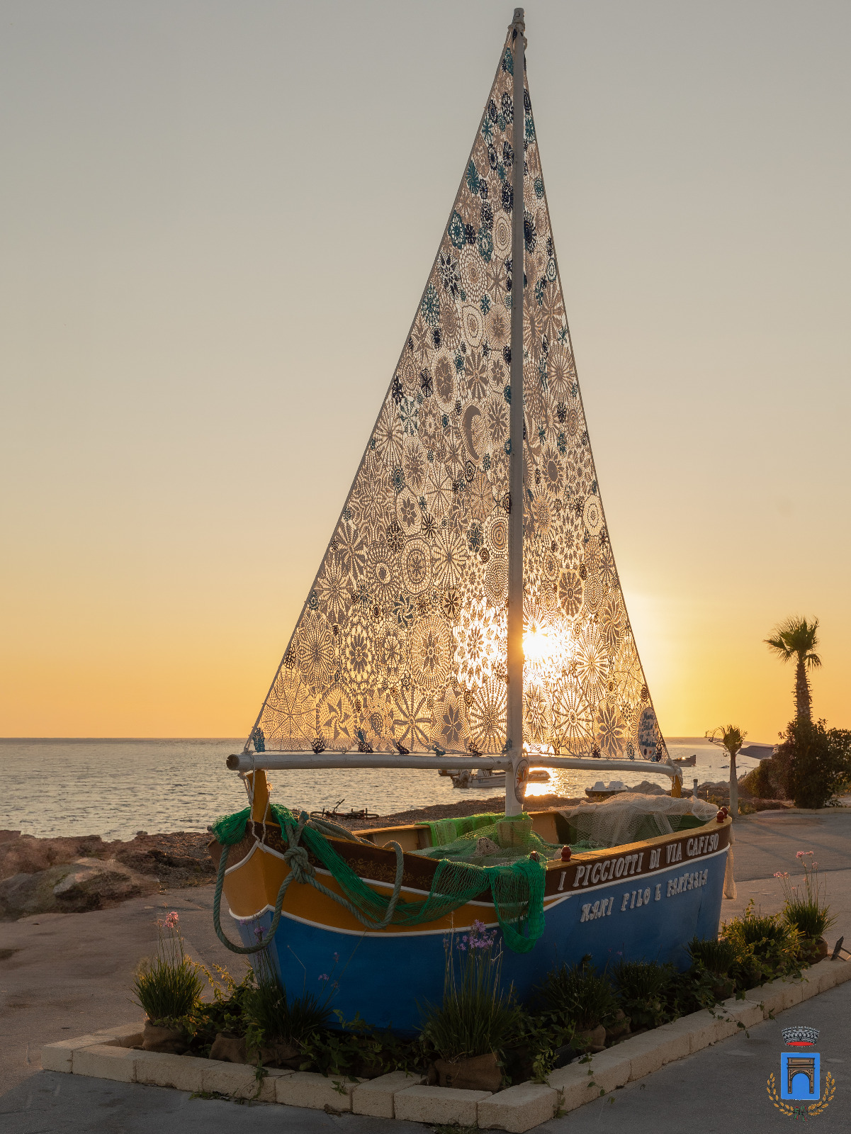 https://www.tp24.it/immagini_articoli/18-07-2025/1752871071-0-petrosino-una-barca-simbolica-in-piazza-biscione-per-celebrare-l-estate.jpg